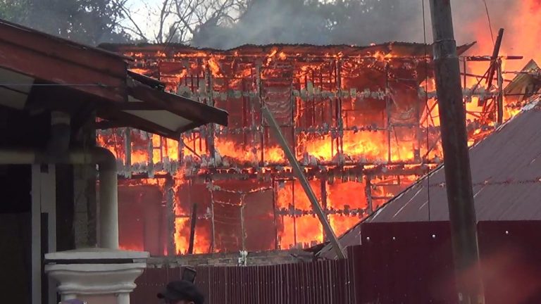 Si Jago Merah Lahap 4 Rumah di Klandasan Ulu