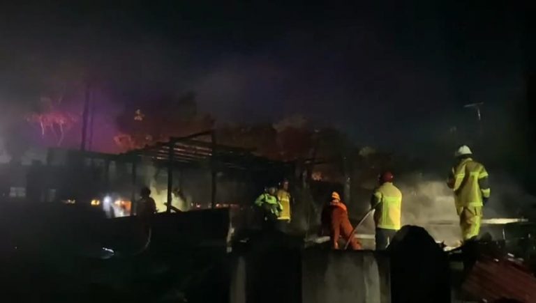 Bikin Panik Pengendara, Bangunan di Pinggir Jalan Marsma Iswahyudi Terbakar