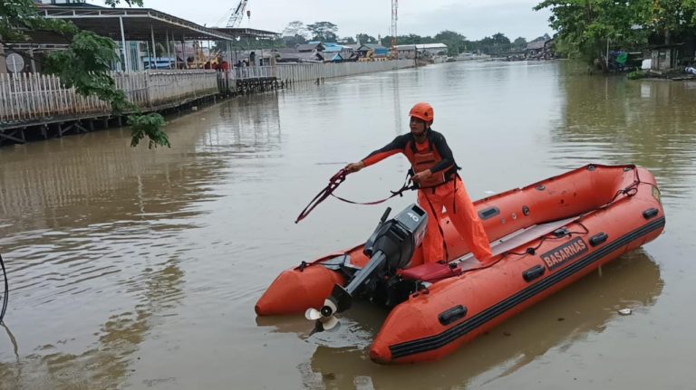 Sempat Mengamuk, Seorang Pemuda Terjunkan Diri ke Sungai Karang Mumus