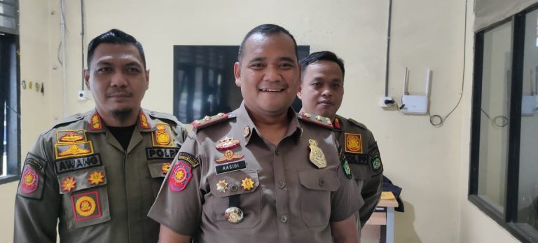 Langgar ZBPA, Satpol-PP Kukar Amankan 6 Anak yang Berjualan di Lampu Merah