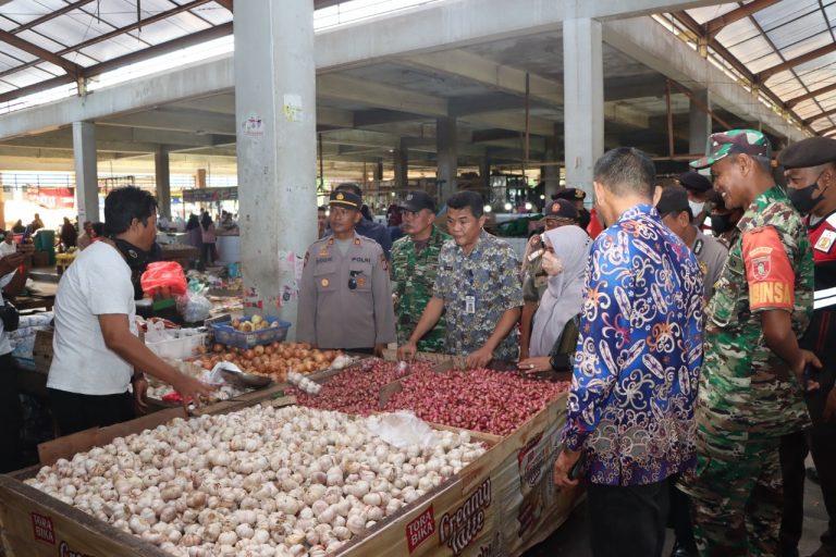 Polres PPU Turun ke Pasar Awasi Stok Sembako Jelang Nataru 2023