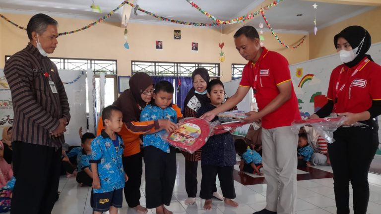 Kolaborasi “Tunjuk Tangan untuk Generasi Maju” SGM Eksplor dan Alfamart Dukung Pemenuhan Pendidikan dan Nutrisi Anak Indonesia