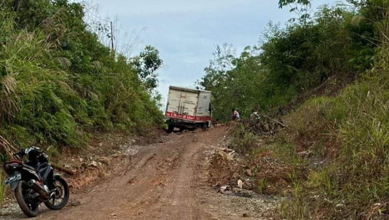 Akses Darat Gersik-Jenebora Rusak Parah, Pengaruhi Harga Bahan Pokok