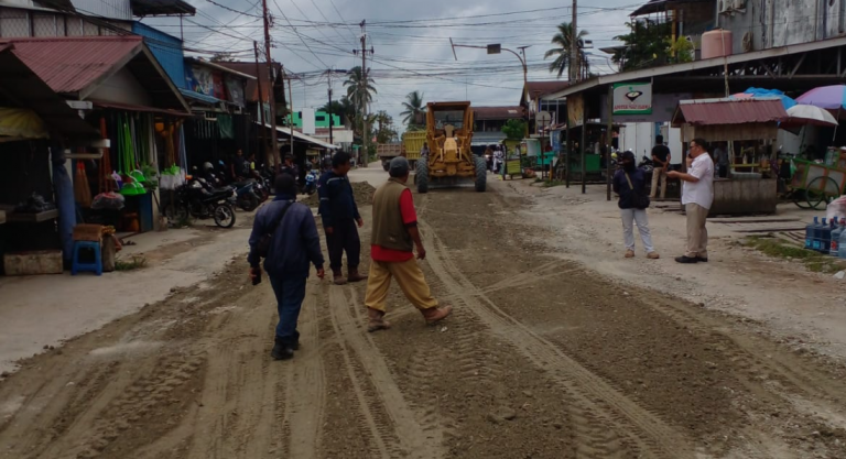 Viral di Medsos, Perbaikan Sementara Jalan Rusak di Petung Langsung Dilakukan