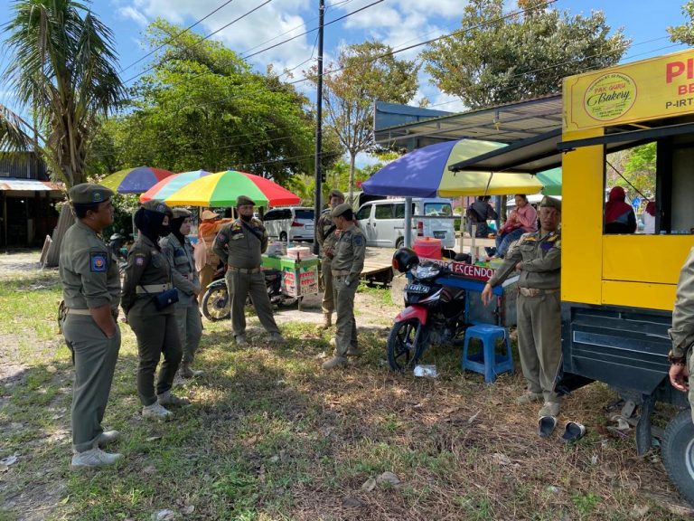 Satpol-PPU PPU Lakukan Penertiban Humanis PKL Berjualan di Trotoar