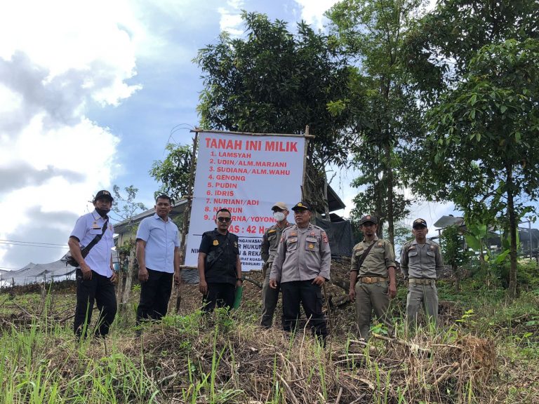 Satpol-PP PPU Tertibkan Spanduk di Rumah Dinas Trunen