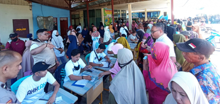 Masyarakat PPU Padati Bazar Sembako Murah di Petung
