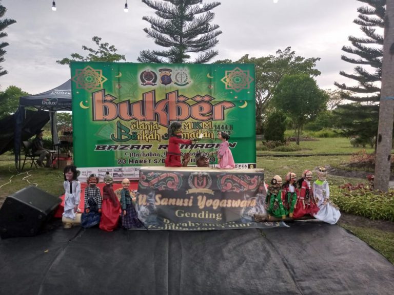 Antusias Pengunjung Ngabuburit Bareng Wayang Golek di Bazar Ramadan BUKBER