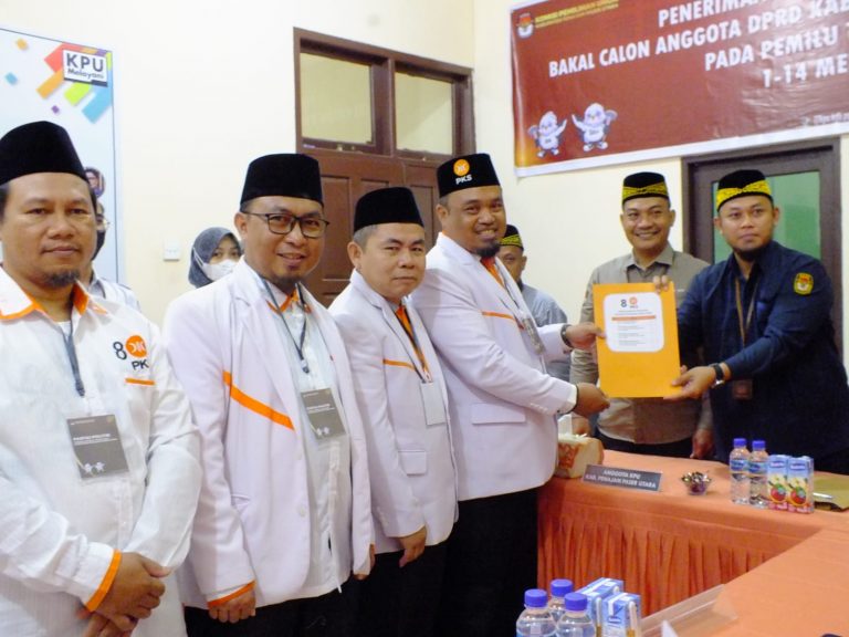 DPD PKS PPU Daftarkan 25 Bacaleg ke KPU