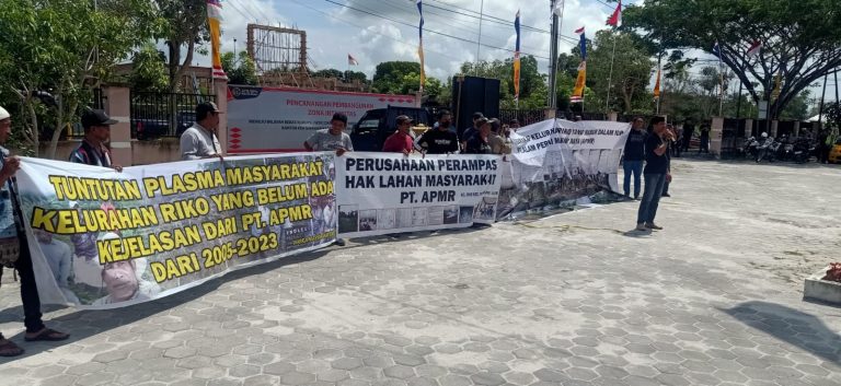 Masyarakat Riko Demo, Tuding PT APMR Caplok Lahan Warga