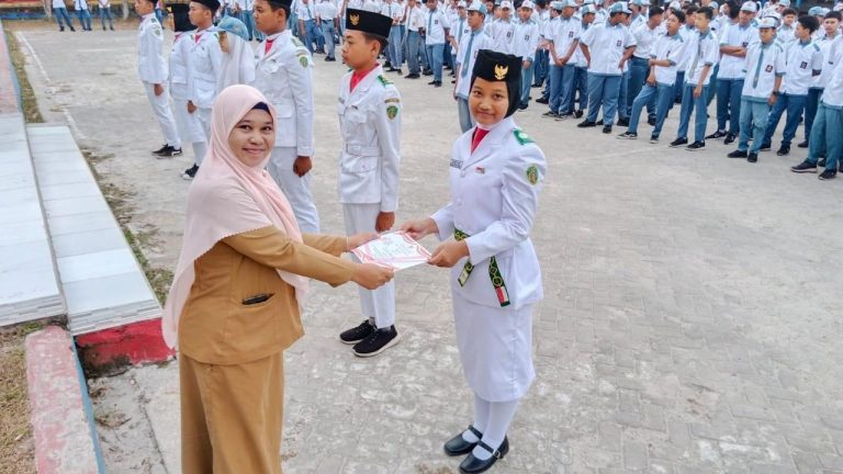 Cendhani, Satu-Satunya Paskibraka PPU dari SMKN 3 PPU Terima Penghargaan