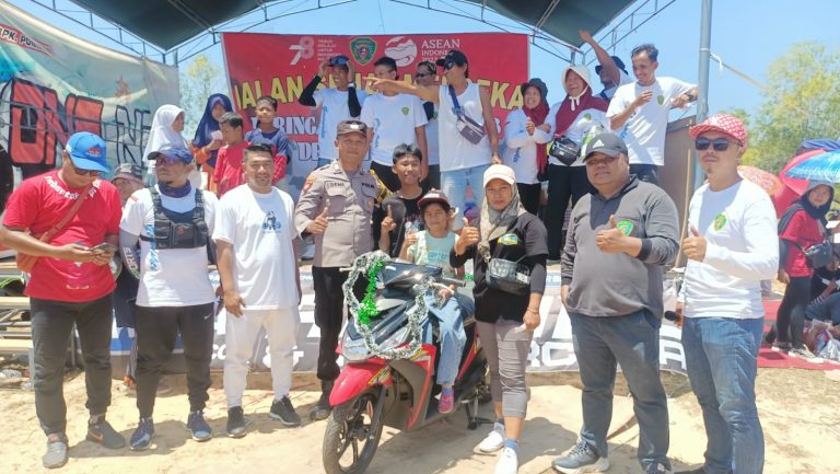 Ribuan Warga Ikuti Jalan Santai Desa Girimukti Berhadiah Sepeda Motor