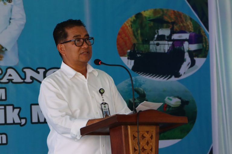 Dukung Sektor Pertanian, Akmal Malik Serahkan Puluhan Alsintan ke 19 Poktan PPU