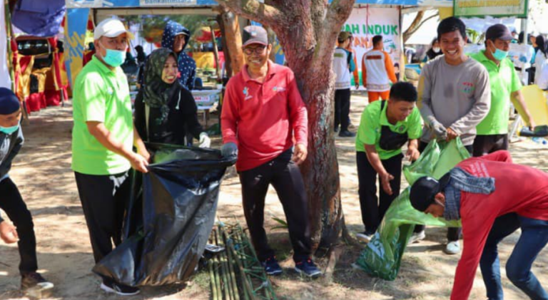 Peringati HPSN 2024, DLH PPU dan PT Adhi Karya Bersih Pantai dan Tanam Mangrove