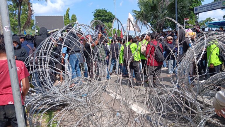 Massa Tembus Pagar, Demo Berujung Ricuh