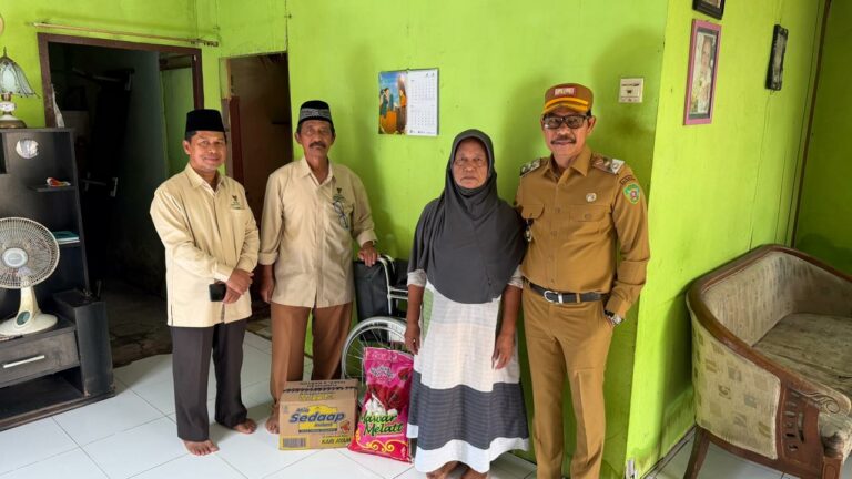 Warga Penajam Terima Kursi Roda dan Sembako dari Pemkab dan Baznas