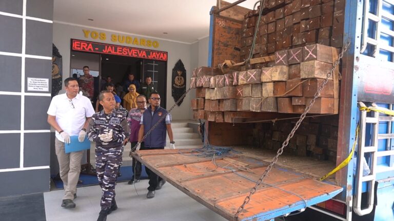Lanal Balikpapan Gagalkan Pengiriman Kayu Ilegal ke Luar Daerah