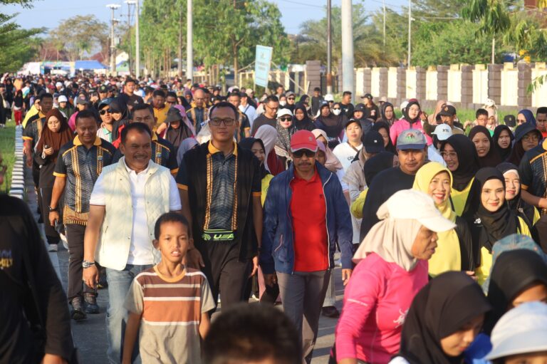 Peringatan Hari Kartini ke-147 di PPU Sukses, Ratusan Warga Ikuti Jalan Santai