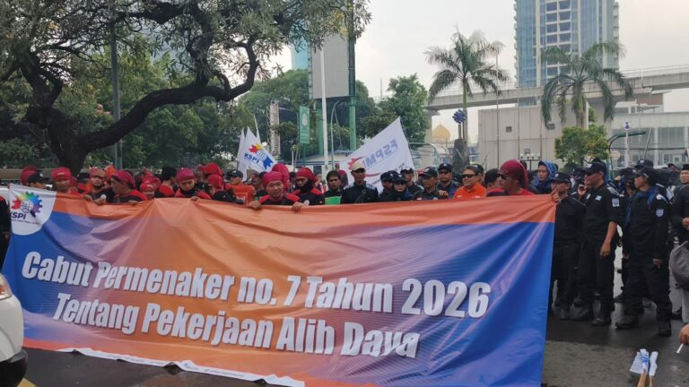 Demo Buruh di Jakarta Desak Revisi Regulasi Alih Daya