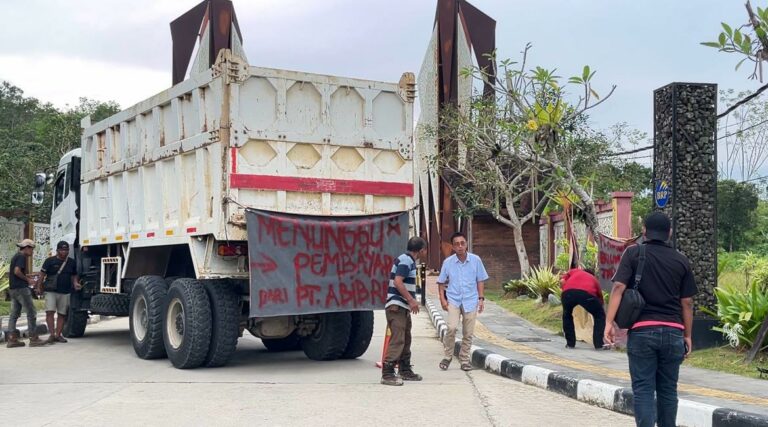 Dump Truck 10 Roda Tutup Akses Bendungan Sepaku Semoi