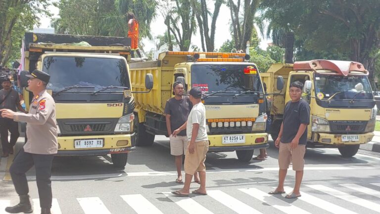 Demo Sopir Truk di Balikpapan Picu Antrean Kendaraan