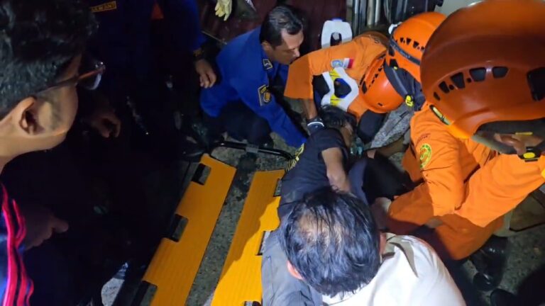 Evakuasi Sopir Truk Terguling di Balikpapan Gunakan Alat Ekstrikasi