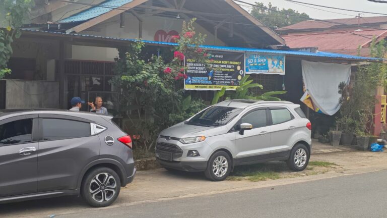 Kaca Mobil Dipecahkan Warga Saat Evakuasi Pengemudi