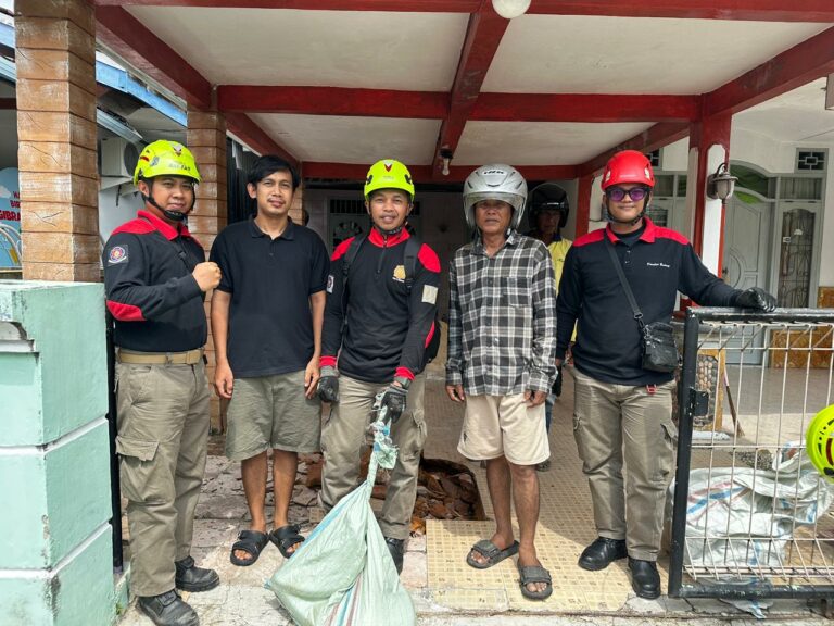 Piton Dua Meter Diamankan dari Rumah Warga di Jalan Gunung Agung BSD