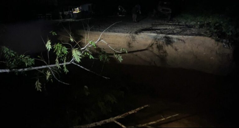 Hujan Deras Sebabkan Jalan di Kelurahan Riko Ambrol 15 Meter, Akses Terisolasi
