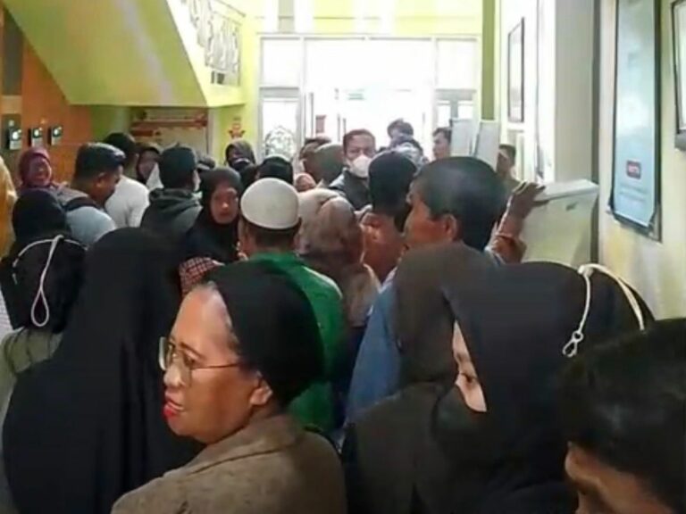 Mesin Pendaftaran Bermasalah, Antrean Pasien RSUD Ratu Aji Putri Botung Membludak