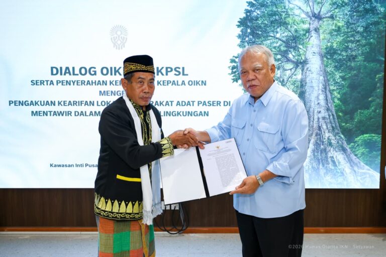 Kearifan Lokal Adat Paser Mentawir Resmi Diakui di Kawasan Nusantara, Otorita IKN Serahkan SK Pengakuan