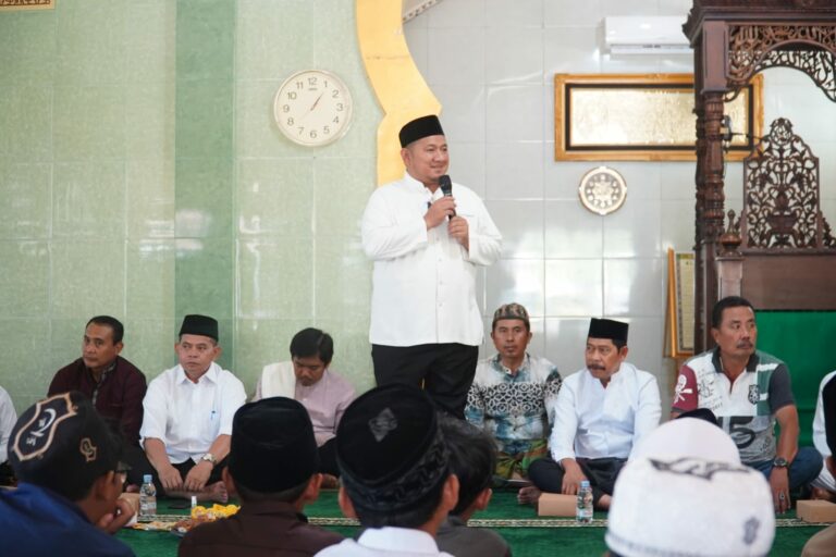 Safari Jumat Warga Waru Sampaikan Aspirasi Soal Harga Sawit, Banjir dan Bantuan Kurban ke Bupati PPU