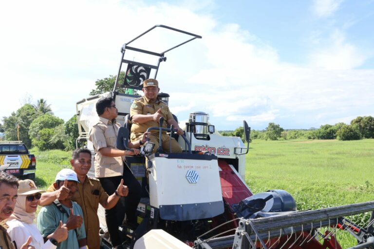 Dua Unit Combine Harvester Diserahkan ke Poktan di Labangka Barat