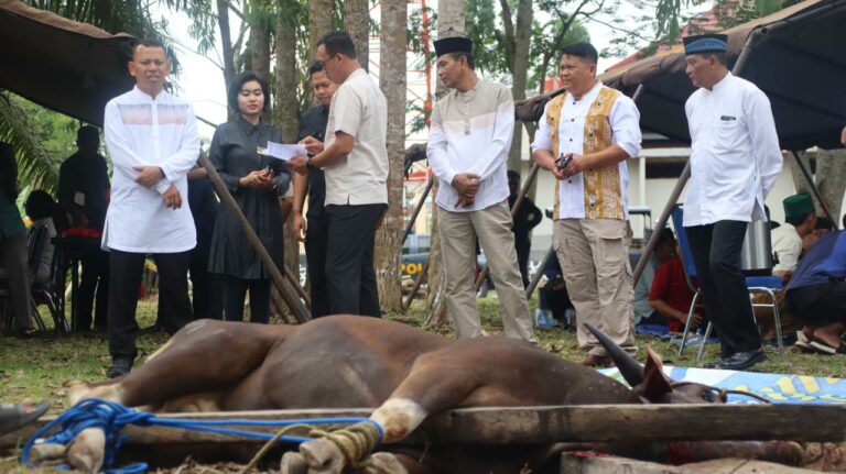 Polres PPU Bagikan Daging Kurban kepada Masyarakat pada Iduladha 1447 H