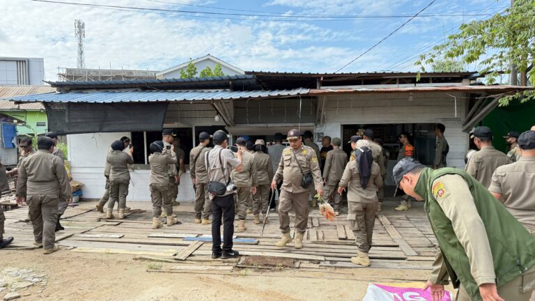 Bangunan Liar di Lahan Pemerintah Dibongkar di Sungai Kapih