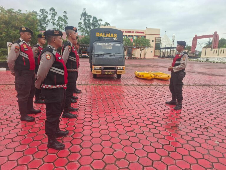 Sungai Sangatta Mulai Meluap, Polres Kutim Kerahkan Patroli dan Perahu Kano