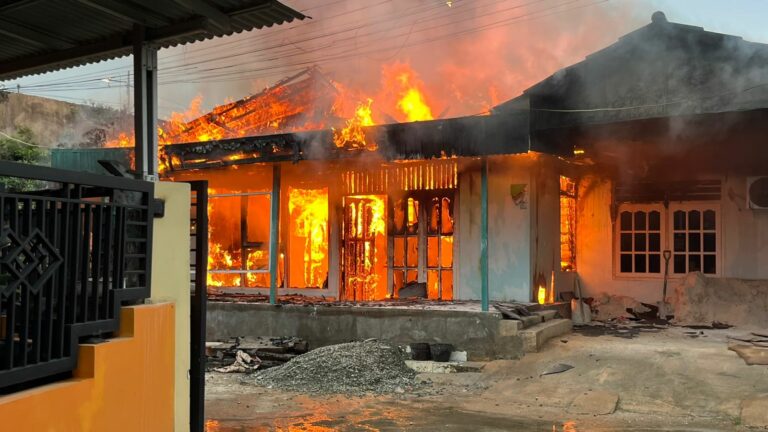 Rumah Berbahan Kayu di Bontang Hangus Terbakar