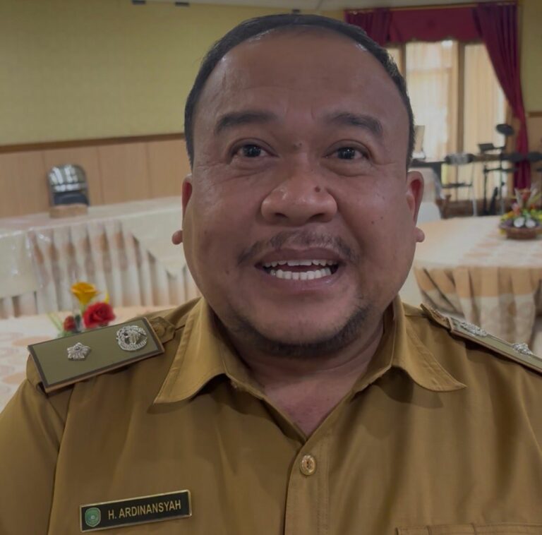 Jalan Penghubung Desa di Muara Kaman Belum Tersentuh Semenisasi Selama 14 Tahun