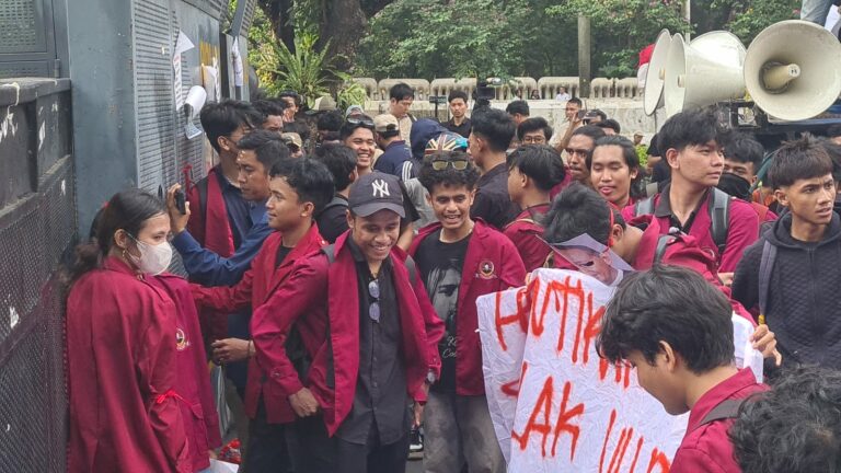 Ratusan Mahasiswa Gagal Menembus Kawasan Patung Kuda