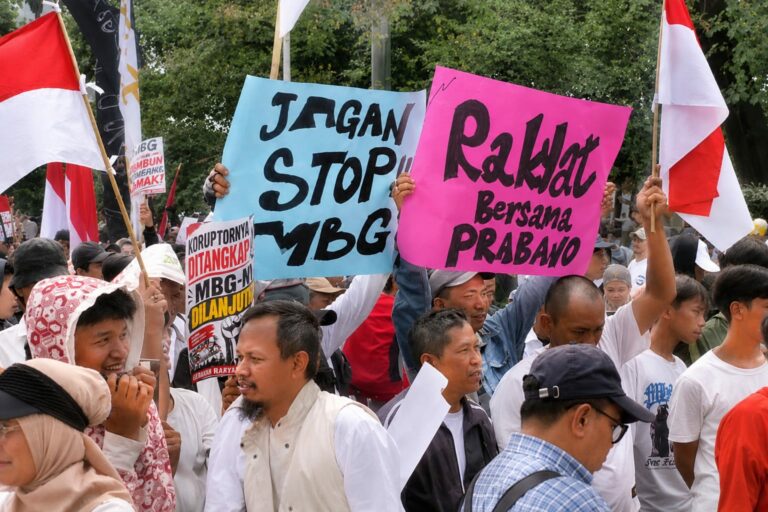 Patung Kuda Jadi Pusat Aksi Dukungan terhadap MBG