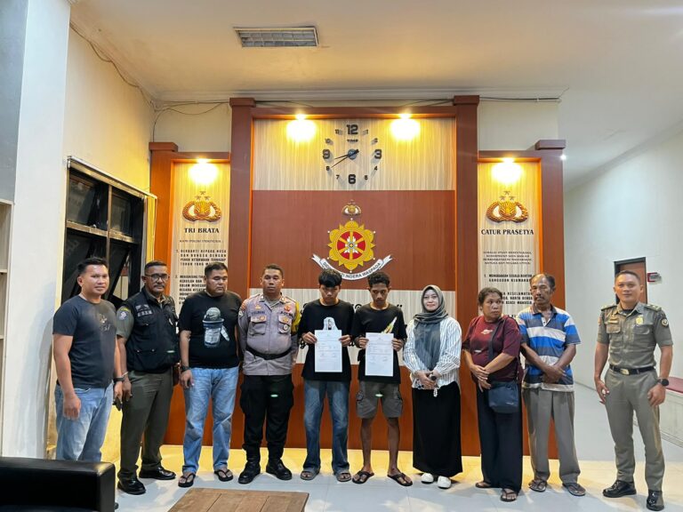CCTV Bongkar Aksi Dua Remaja Rusak Fasilitas Umum di Trotoar