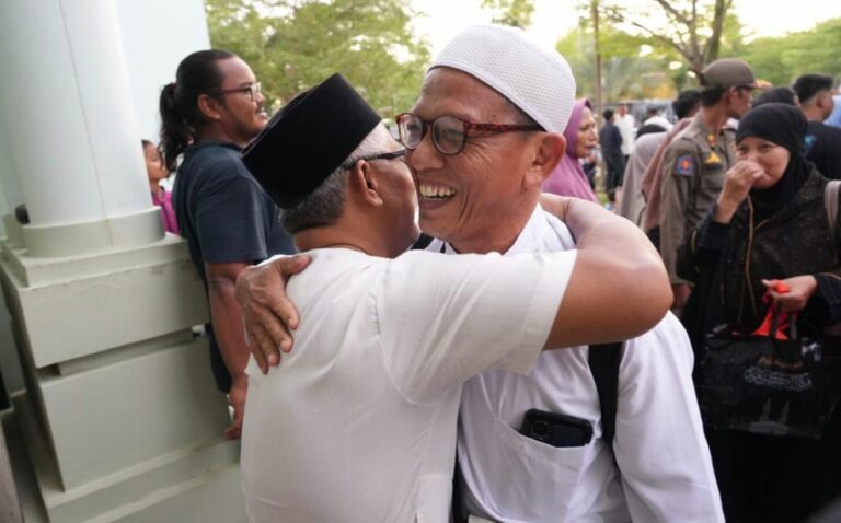 Keluarga Sambut Hangat Kepulangan Rombongan Haji Kutim dari Tanah Suci