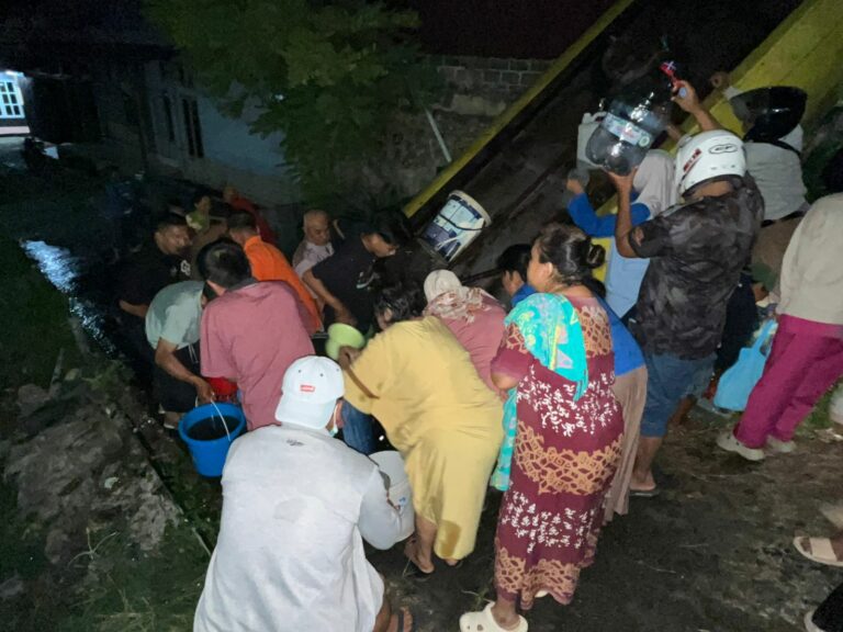 Mobil Diduga Tak Kuat Menanjak hingga Terperosok di Jalan S Parman