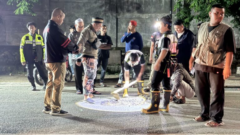 Geram Jalan Rusak Dibiarkan, Relawan Samarinda Patungan Tambal Jalan Tengah Malam