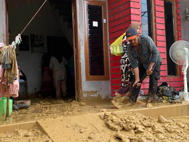 Material Lumpur dan Batu Masuk ke Dalam Rumah Warga