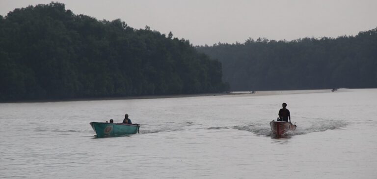 Tradisi Pesisir Babulu Laut Balapan Perahu, Meriahkan Hari Bhayangkara ke-80