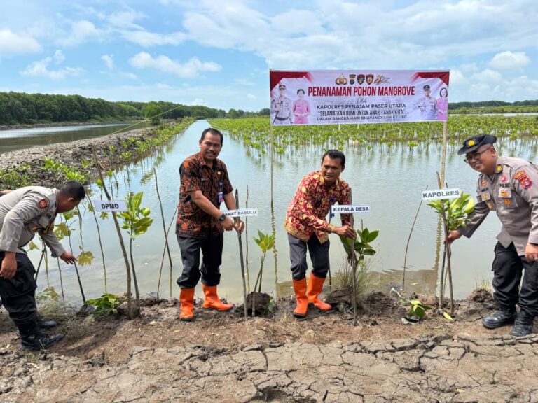 Aksi Hari Bhayangkara ke-80 Diarahkan pada Upaya Menjaga Kawasan Pantai dari Ancaman Abrasi di Babulu Laut