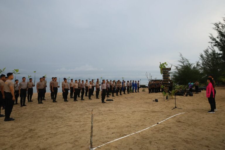 Jaga Pesisir dari Abrasi, Polres PPU Tanam Seribu Mangrove di Pantai Nipah-Nipah