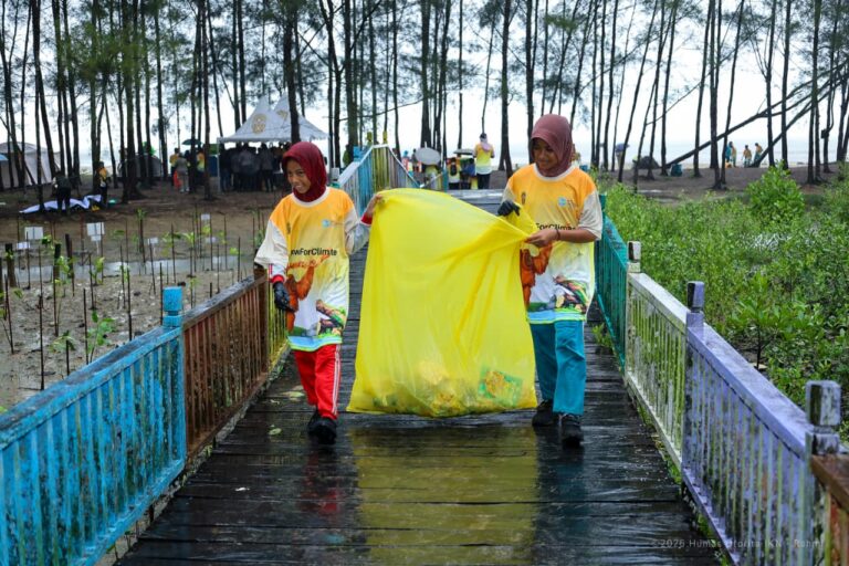 Ajak Pelajar hingga Komunitas Ikut Aksi Bersih Pantai Tanah Merah, Otorita IKN Kumpulkan 202,7 Kg Sampah