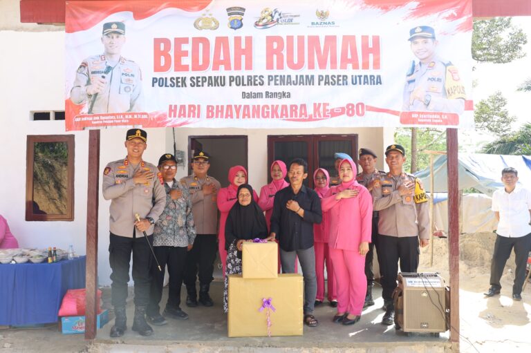 Warga Sepaku Terima Bantuan Bedah Rumah pada Peringatan Hari Bhayangkara ke-80
